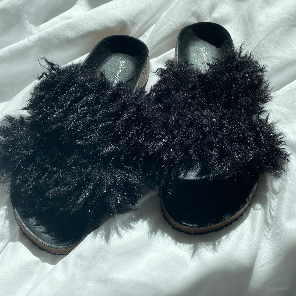 Fuzzy slide shoes